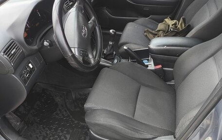 Toyota Avensis III рестайлинг, 2003 год, 700 000 рублей, 5 фотография