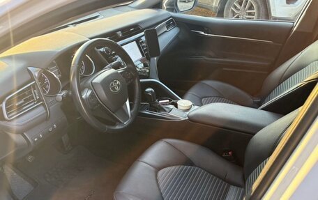 Toyota Camry, 2020 год, 2 600 000 рублей, 4 фотография
