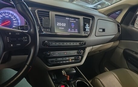 KIA Carnival III, 2018 год, 3 300 000 рублей, 15 фотография