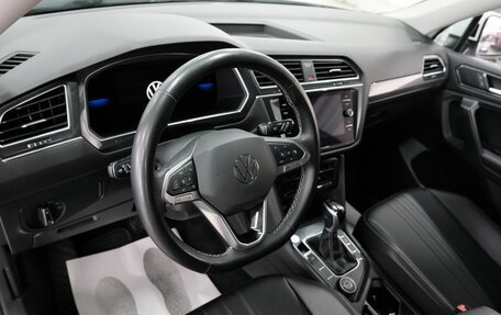 Volkswagen Tiguan II, 2021 год, 2 499 000 рублей, 13 фотография