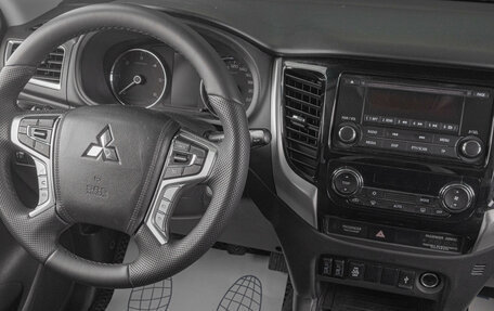 Mitsubishi Pajero Sport III рестайлинг, 2017 год, 2 349 000 рублей, 16 фотография