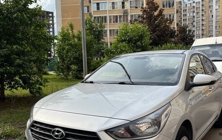 Hyundai Solaris II рестайлинг, 2018 год, 1 450 000 рублей, 1 фотография