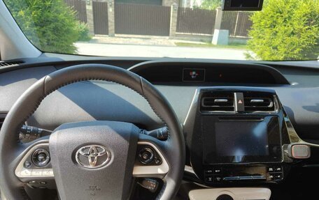 Toyota Prius IV XW50, 2016 год, 1 970 000 рублей, 8 фотография
