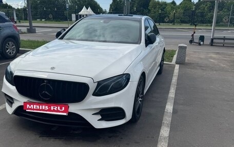 Mercedes-Benz E-Класс, 2018 год, 2 900 000 рублей, 15 фотография