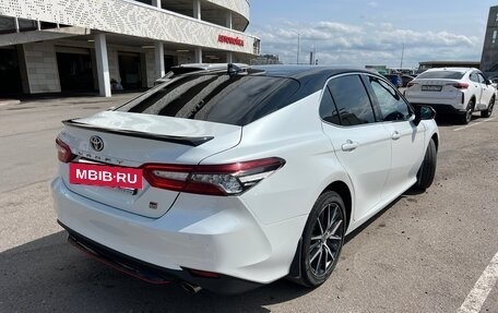 Toyota Camry, 2021 год, 3 180 000 рублей, 2 фотография
