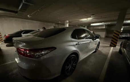 Toyota Camry, 2021 год, 3 990 000 рублей, 10 фотография
