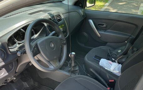 Renault Logan II, 2017 год, 900 000 рублей, 4 фотография
