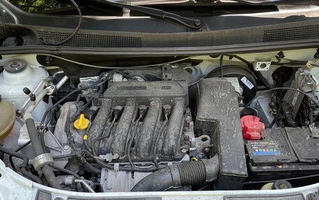 Renault Logan II, 2017 год, 900 000 рублей, 6 фотография