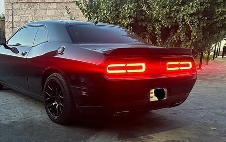 Dodge Challenger III рестайлинг 2, 2017 год, 1 930 000 рублей, 2 фотография
