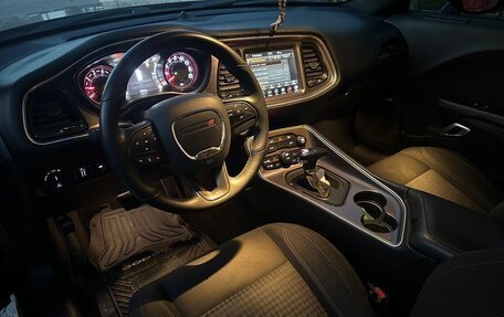 Dodge Challenger III рестайлинг 2, 2017 год, 1 930 000 рублей, 3 фотография