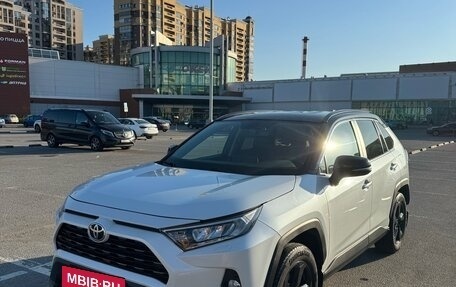 Toyota RAV4, 2022 год, 3 800 000 рублей, 2 фотография