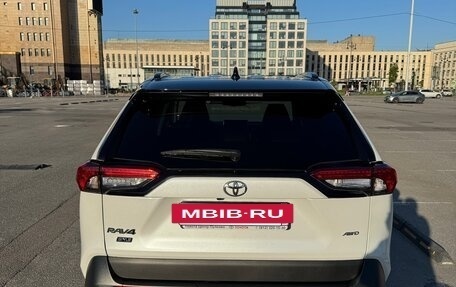 Toyota RAV4, 2022 год, 3 800 000 рублей, 5 фотография