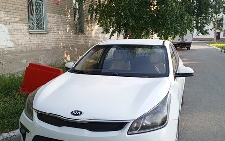 KIA Rio IV, 2018 год, 880 000 рублей, 1 фотография