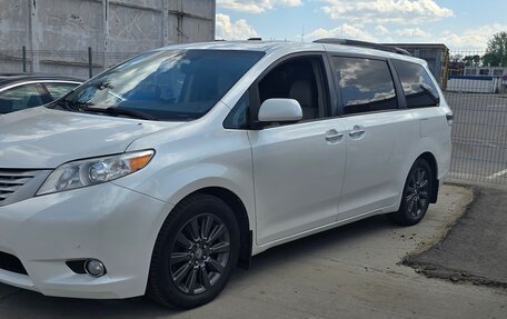 Toyota Sienna III, 2010 год, 2 430 000 рублей, 3 фотография
