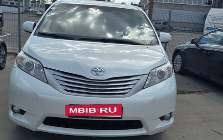 Toyota Sienna III, 2010 год, 2 430 000 рублей, 4 фотография