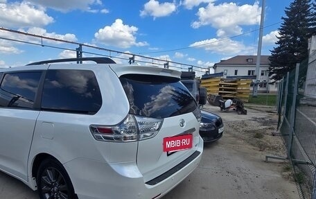 Toyota Sienna III, 2010 год, 2 430 000 рублей, 2 фотография
