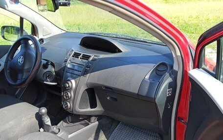 Toyota Yaris III рестайлинг, 2010 год, 610 000 рублей, 7 фотография