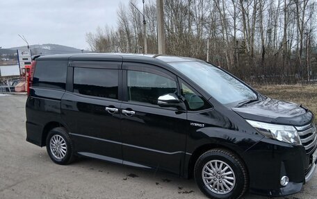 Toyota Noah III, 2017 год, 2 100 000 рублей, 7 фотография