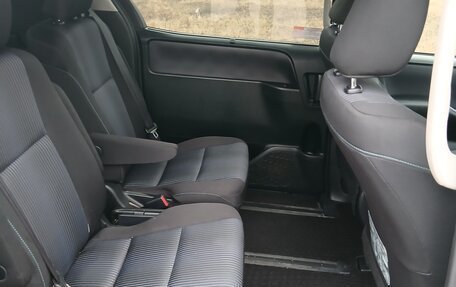 Toyota Noah III, 2017 год, 2 100 000 рублей, 6 фотография
