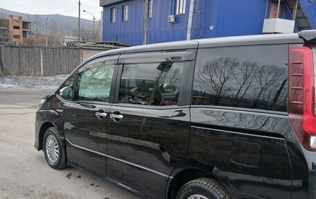 Toyota Noah III, 2017 год, 2 100 000 рублей, 3 фотография