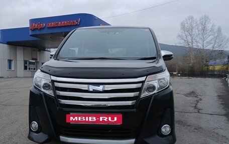 Toyota Noah III, 2017 год, 2 100 000 рублей, 9 фотография