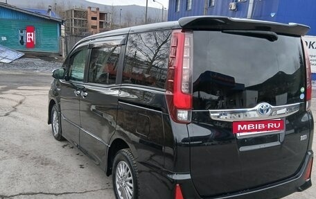 Toyota Noah III, 2017 год, 2 100 000 рублей, 4 фотография
