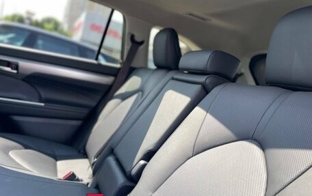 Toyota Highlander, 2024 год, 6 800 000 рублей, 30 фотография