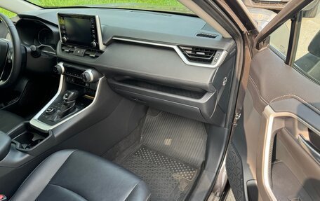 Toyota RAV4, 2020 год, 3 300 000 рублей, 6 фотография