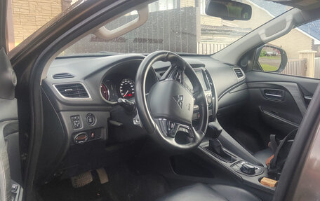 Mitsubishi Pajero Sport III рестайлинг, 2017 год, 2 900 000 рублей, 3 фотография