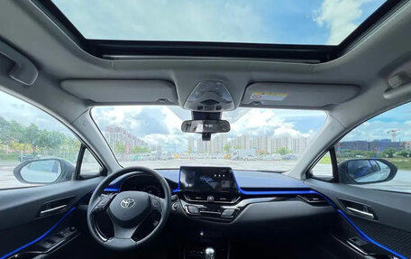 Toyota C-HR I рестайлинг, 2022 год, 1 840 000 рублей, 8 фотография