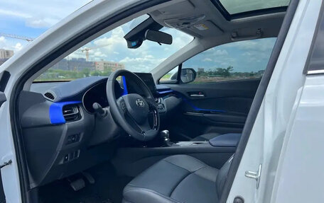Toyota C-HR I рестайлинг, 2022 год, 1 840 000 рублей, 7 фотография