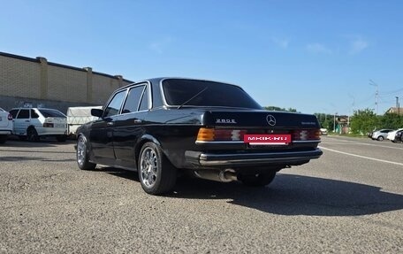 Mercedes-Benz W123, 1976 год, 600 000 рублей, 4 фотография