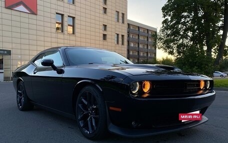 Dodge Challenger III рестайлинг 2, 2018 год, 4 200 000 рублей, 4 фотография