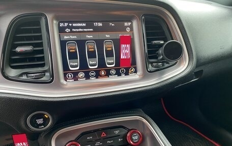 Dodge Challenger III рестайлинг 2, 2018 год, 4 200 000 рублей, 5 фотография