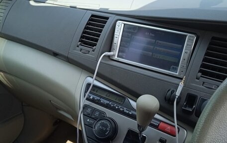 Toyota ISis I, 2010 год, 980 000 рублей, 3 фотография