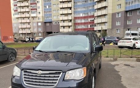 Chrysler Town & Country V рестайлинг, 2010 год, 1 420 000 рублей, 1 фотография