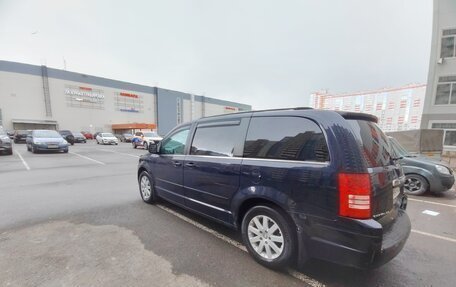 Chrysler Town & Country V рестайлинг, 2010 год, 1 420 000 рублей, 5 фотография