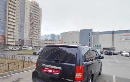 Chrysler Town & Country V рестайлинг, 2010 год, 1 420 000 рублей, 4 фотография