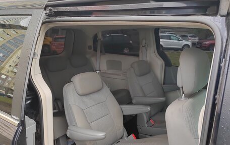 Chrysler Town & Country V рестайлинг, 2010 год, 1 420 000 рублей, 21 фотография