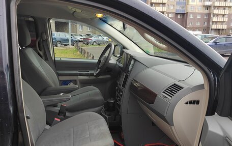 Chrysler Town & Country V рестайлинг, 2010 год, 1 420 000 рублей, 23 фотография