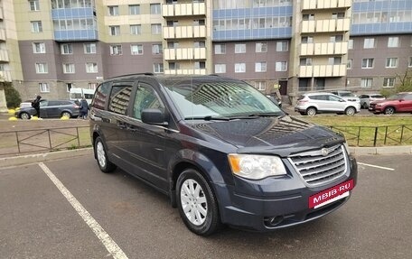 Chrysler Town & Country V рестайлинг, 2010 год, 1 420 000 рублей, 11 фотография