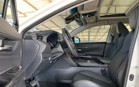 Toyota Venza, 2022 год, 2 600 000 рублей, 13 фотография