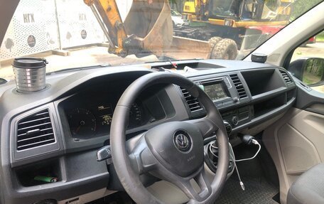 Volkswagen Caravelle T6 рестайлинг, 2015 год, 2 700 000 рублей, 2 фотография