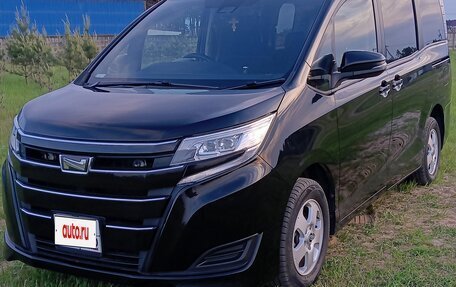 Toyota Noah III, 2018 год, 2 395 000 рублей, 3 фотография