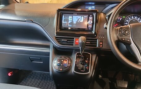 Toyota Noah III, 2018 год, 2 395 000 рублей, 8 фотография