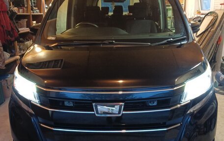 Toyota Noah III, 2018 год, 2 395 000 рублей, 9 фотография