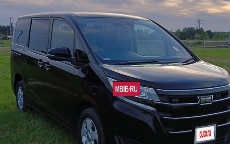 Toyota Noah III, 2018 год, 2 395 000 рублей, 2 фотография