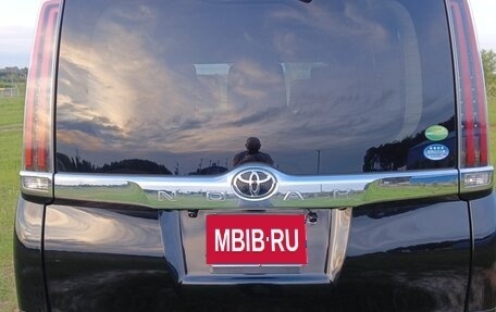 Toyota Noah III, 2018 год, 2 395 000 рублей, 4 фотография