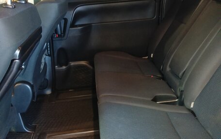 Toyota Noah III, 2018 год, 2 395 000 рублей, 13 фотография