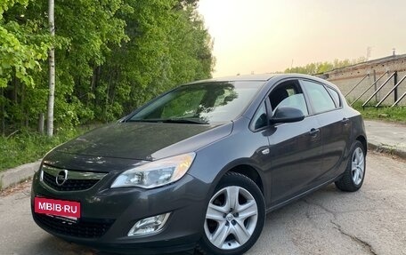 Opel Astra J, 2011 год, 650 000 рублей, 1 фотография